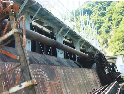 東京電力　早川第三発電所沈砂池除塵機工事の様子