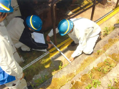 東京電力　早川第三発電所沈砂池除塵機工事の様子